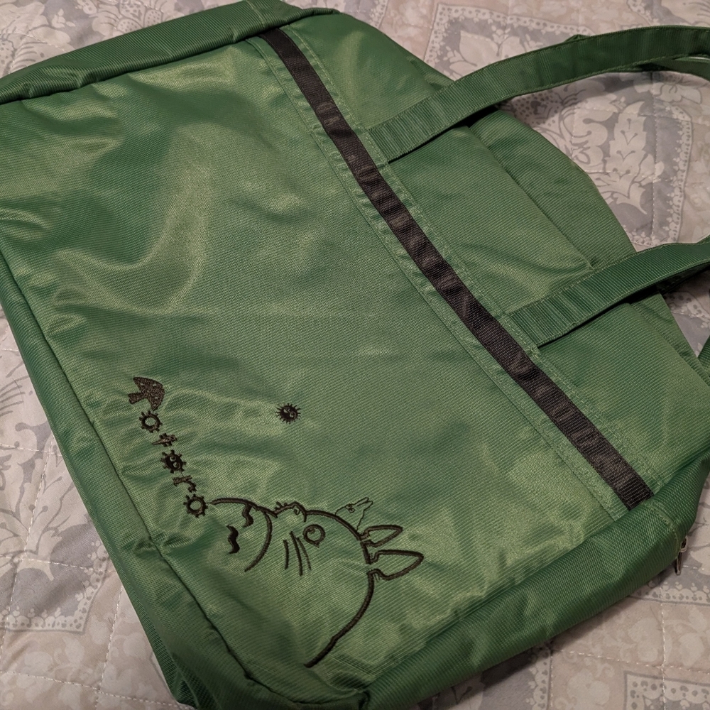 Chic Green Tote Bag with Embroidered Motif